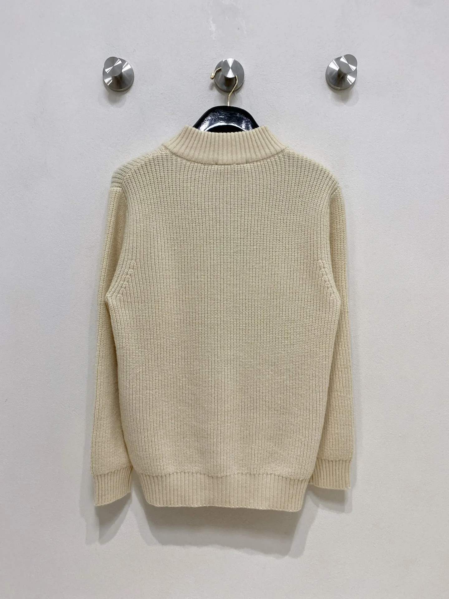 🅿️540 LV autumn and winter classic cardigan sweater, in full condition! ! ! Wool blended fabric, the latest model in 2025, golden ratio! ! Slim-fitting soft gold, versatile and practical item, the combination and practicality are extremely powerful, simple and elegant, and classy! To create your own style, it is highly recommended to buy it in two colors. The standard slim fit tailoring process is suitable for both young and old men. It is knitted from wool and will not cause any discomfort! While keeping warm, it is stylish, textured and wearable, and the classic logo with contrasting colors on the chest feels in place! ! Recommended for regular customers! ! Size M-3XL (maximum wear: 190 pounds)